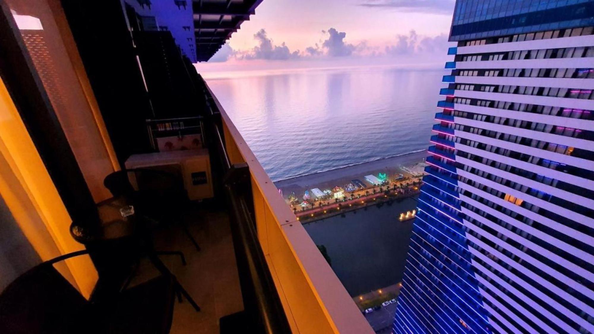 バトゥーミ Sea View Orbi Cityアパートホテル エクステリア 写真
